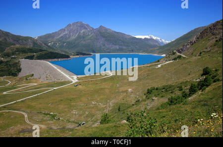 Damm des Sees Mont-Cenis, künstlicher Berg See mit einem Schwerpunkt Struktur, in Val-Cenis (Savoyen, Frankreich) Stockfoto