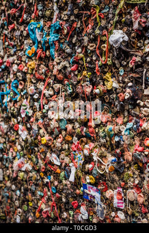 Bubblegum Alley ist eine touristische Attraktion in San Luis Obispo, Kalifornien, bekannt für seine Ansammlung von gebrauchten Kaugummi an den Wänden einer Gasse. Stockfoto