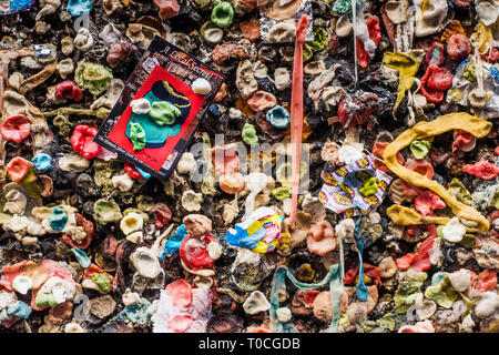 Bubblegum Alley ist eine touristische Attraktion in San Luis Obispo, Kalifornien, bekannt für seine Ansammlung von gebrauchten Kaugummi an den Wänden einer Gasse. Stockfoto