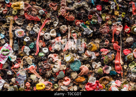 Bubblegum Alley ist eine touristische Attraktion in San Luis Obispo, Kalifornien, bekannt für seine Ansammlung von gebrauchten Kaugummi an den Wänden einer Gasse. Stockfoto