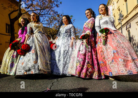 Valencia Fallas, Frauen in traditionellen Kostümen, Prozession zur Jungfrau Maria mit Blumen zu ihrer Ehre, Spanien Festival Las Fallas Valencia City Stockfoto