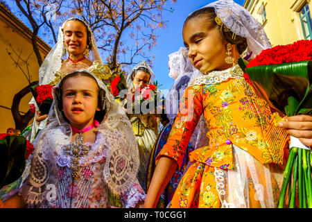 Valencia Fallas Festival, Kinder, Kinder in traditioneller Kleidung, Parade marsch zur Jungfrau Maria mit Blumen, Las Fallas Valencia Spanien Mädchen Stockfoto