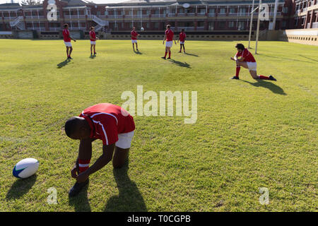 Männliche Rugbyspieler Schnürsenkel binden auf der Rugby Ground Stockfoto