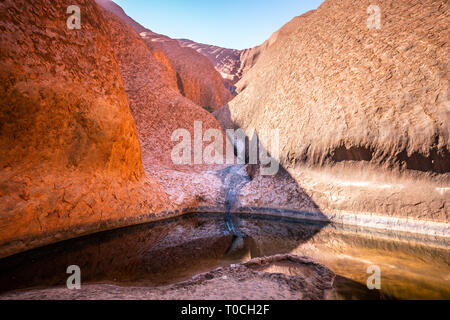 Ansicht des Mutitjulu Wasserloch Sommer mit klaren blauen Himmel in WINDOWS NT Outback Australien Stockfoto