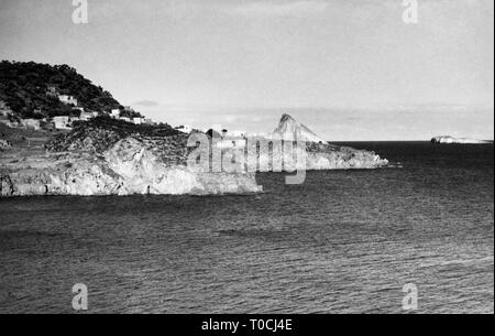 Europa, Italien, Sizilien, Insel Panarea, Panorama mit scogli dattilo und Lisca Bianca, 1930 Stockfoto