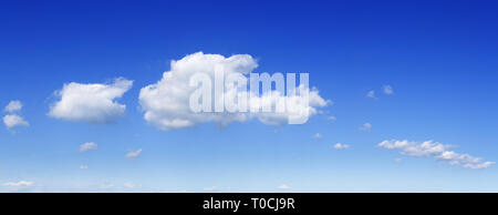 Cloudscape Panorama - Blauer Himmel und weiße Wolken Stockfoto