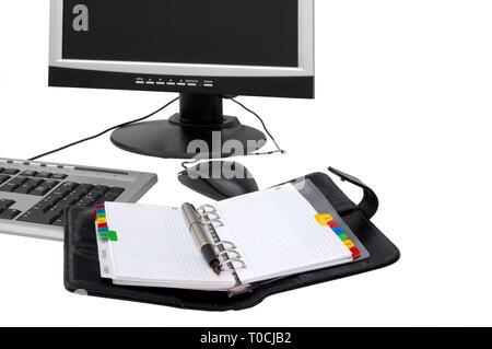 Computer Bildschirm mit Tastatur und Maus auf weißem Hintergrund, isoliert Stockfoto