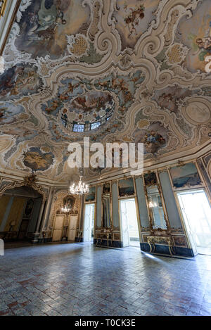 CATANIA, Italien - 18 Jan 2019: Einrichtung des Palazzo Biscari in Catania, Italien, mit dem sizilianischen Barock ball Zimmer Halle und Rezeption. Stockfoto