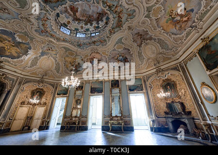 CATANIA, Italien - 18 Jan 2019: Einrichtung des Palazzo Biscari in Catania, Italien, mit dem sizilianischen Barock ball Zimmer Halle und Rezeption. Stockfoto