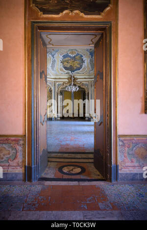 CATANIA, Italien - 18 Jan 2019: Einrichtung des Palazzo Biscari in Catania, Italien, mit dem sizilianischen Barock ball Zimmer Halle und Rezeption. Stockfoto