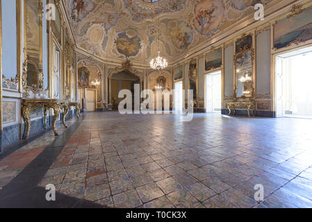 CATANIA, Italien - 18 Jan 2019: Einrichtung des Palazzo Biscari in Catania, Italien, mit dem sizilianischen Barock ball Zimmer Halle und Rezeption. Stockfoto