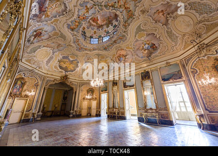 CATANIA, Italien - 18 Jan 2019: Einrichtung des Palazzo Biscari in Catania, Italien, mit dem sizilianischen Barock ball Zimmer Halle und Rezeption. Stockfoto