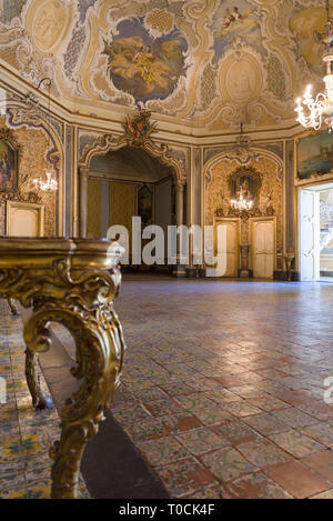CATANIA, Italien - 18 Jan 2019: Einrichtung des Palazzo Biscari in Catania, Italien, mit dem sizilianischen Barock ball Zimmer Halle und Rezeption. Stockfoto