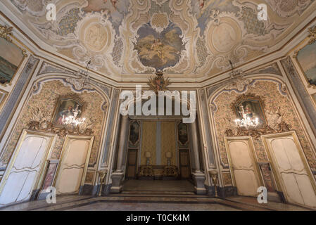 CATANIA, Italien - 18 Jan 2019: Einrichtung des Palazzo Biscari in Catania, Italien, mit dem sizilianischen Barock ball Zimmer Halle und Rezeption. Stockfoto