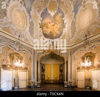 CATANIA, Italien - 18 Jan 2019: Einrichtung des Palazzo Biscari in Catania, Italien, mit dem sizilianischen Barock ball Zimmer Halle und Rezeption. Stockfoto