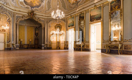 CATANIA, Italien - 18 Jan 2019: Einrichtung des Palazzo Biscari in Catania, Italien, mit dem sizilianischen Barock ball Zimmer Halle und Rezeption. Stockfoto
