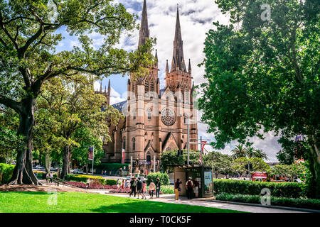 23. Dezember 2018, Sydney NSW Australien: Fassade Blick von St. Mary's Kathedrale von Hyde Park mit Bäumen framing das Gebäude in Sydney NSW Australien Stockfoto