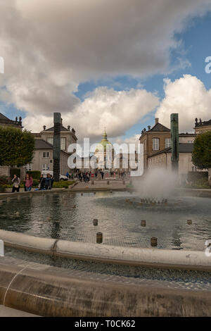 Der Brunnen im Amaliehaven, das Schloss Amalienborg und der Marmor Kirche von der Waterfront in Kopenhagen, Dänemark Stockfoto