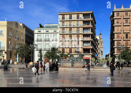 Plaza de la Virgen, belebten Platz im Herzen der Altstadt von Valencia entfernt. Die aufwendige Turia Brunnen ist eine von den wichtigsten Sehenswürdigkeiten entfernt. Stockfoto