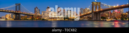 Abend Blick von Brooklyn Riverfront zwischen die Manhattan Bridge und die Brooklyn Bridge. Dumbo, Brooklyn, New York City Stockfoto