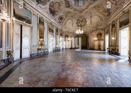 CATANIA, Italien - 18 Jan 2019: Einrichtung des Palazzo Biscari in Catania, Italien, mit dem sizilianischen Barock ball Zimmer Halle und Rezeption. Stockfoto