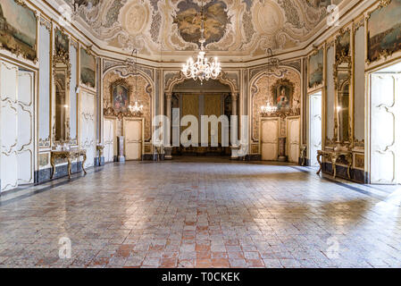 CATANIA, Italien - 18 Jan 2019: Einrichtung des Palazzo Biscari in Catania, Italien, mit dem sizilianischen Barock ball Zimmer Halle und Rezeption. Stockfoto