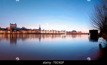 Panorama der Stadt Saumur über von der Loire bei Sonnenuntergang, mit der mittelalterlichen Burg und die Altstadt mit der Saint-Pierre-Kirche. Stockfoto