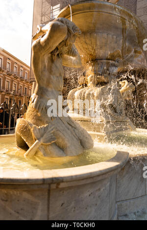 Brunnen Amenano und Marmor Skulpturen über die unterirdischen Flusses im Zentrum von Catania in Sizilien, Italien. Stockfoto