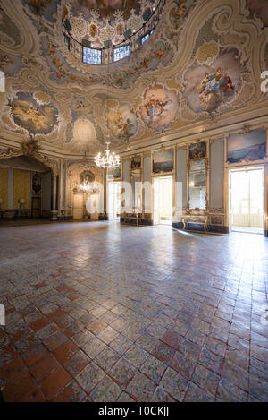 CATANIA, Italien - 18 Jan 2019: Einrichtung des Palazzo Biscari in Catania, Italien, mit dem sizilianischen Barock ball Zimmer Halle und Rezeption. Stockfoto