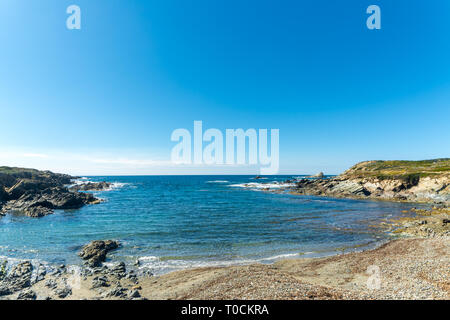Landschaft der sardischen Küste von Coscia di donna, im Nordwesten von Sardinien, an einem sonnigen Tag Stockfoto