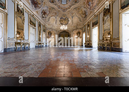 CATANIA, Italien - 18 Jan 2019: Einrichtung des Palazzo Biscari in Catania, Italien, mit dem sizilianischen Barock ball Zimmer Halle und Rezeption. Stockfoto