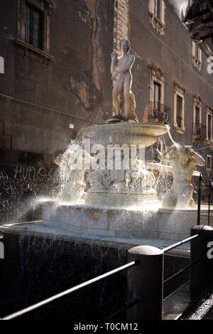 Brunnen Amenano und Marmor Skulpturen über die unterirdischen Flusses im Zentrum von Catania in Sizilien, Italien. Stockfoto