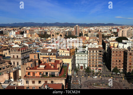 Antenne mit Panoramablick auf die Landschaft von Valencia als Kathedrale von Valencia gesehen. Das Stadtbild und die historische Altstadt mit Plaza de la Virgen. Stockfoto