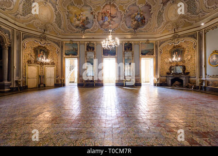 CATANIA, Italien - 18 Jan 2019: Einrichtung des Palazzo Biscari in Catania, Italien, mit dem sizilianischen Barock ball Zimmer Halle und Rezeption. Stockfoto