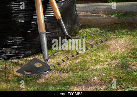 Garten Werkzeuge Hacke und Rechen Stockfoto