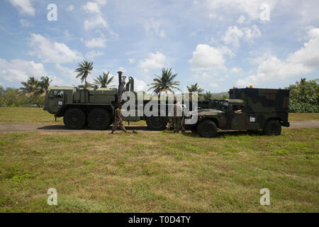 Marines mit Combat Logistik Bataillon 31, bereiten Sie die load Handling System einer Logistik Fahrzeug während der Ausbildung an der Naval Base Guam, Guam, 7. März 2019 zu nutzen. Die Marinesoldaten und Matrosen von CLB-31 ausgelagert in Guam, 6. März, etwa zwei Wochen nach der geplanten Einheit Ausbildung durchzuführen. CLB-31 liefert Sicherheit, Logistik und Transport, die Logistik Combat Element für die 31 Marine Expeditionary Unit. Die 31. MEU, das Marine Corps' nur kontinuierlich vorwärts - bereitgestellt MEU partnering mit dem Wasp amphibischen bereit, Gruppe, bietet eine flexible und tödlicher Gewalt bereit eine breite durchführen Stockfoto