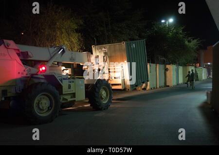 Ein Gabelstapler sichert einen Transportbehälter in Nogales, Ariz., Feb 1. Die 297Th Inland Cargo Transfergesellschaft verschoben 15 Container durch Gabelstapler von der Deconcini Hafen von Eintrag in Nogales, Arizona zu einem nahe gelegenen US-Zoll Grenzschutz Staging Area. Der CBP übernahm die Verantwortung und Rechenschaftspflicht der Behälter für zukünftige Port absichern. Das Verteidigungsministerium hat Einheiten in der südwestlichen Grenze auf Antrag der US-amerikanischen Zoll- und Grenzschutz eingesetzt und bietet logistische, Engineering, und Schutz Funktionen. (US Army Foto von Sgt. 1. Klasse TaWanna Starks Stockfoto