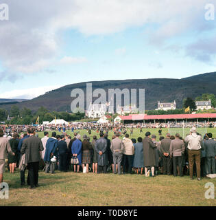 1960 s, Scottish Highlands, Zuschauer, das Braemar Gathering, einer der berühmtesten highland games, einem traditionellen sportlichen Wettbewerb in Schottland, das erste moderne Spiele in 1832 statt. Stockfoto