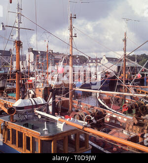 1960 s, Scottish Highlands, hölzerne Fischerboote in den Hafen von Stornoway. Stockfoto