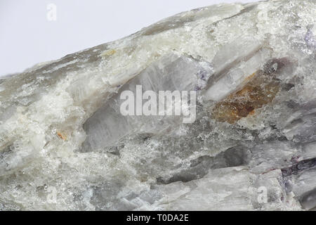 Kristalle von industriellen Lithium erz Spodumene. Probe von Haapaluoma Lithium Steinbruch in Finnland. Stockfoto