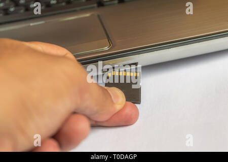 Einfügen von Memory card Flash Laufwerk in einem Computer Laptop Stockfoto