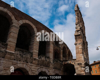 Blick auf die Arena von Verona Wände, das römische Amphitheater, jetzt Theater für Oper Stockfoto