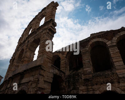 Blick auf die Arena von Verona Wände, das römische Amphitheater, jetzt Theater für Oper Stockfoto