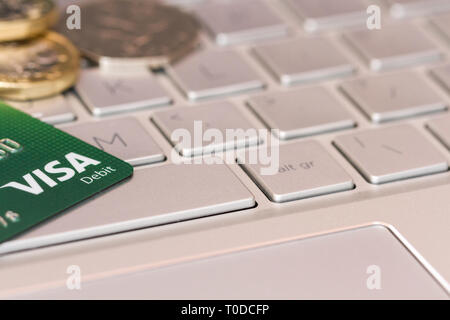 Online Banking, Online Shopping Konzept. Visa Debit Card auf einem Laptop Tastatur. Vereinigtes Königreich Stockfoto