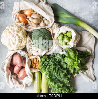 Gesund vegan Zutaten zum Kochen. Verschiedene sauberes gesundes Gemüse und Kräuter in gewebte Säcke. Produkte aus dem Markt ohne Kunststoff. Null bist. Stockfoto