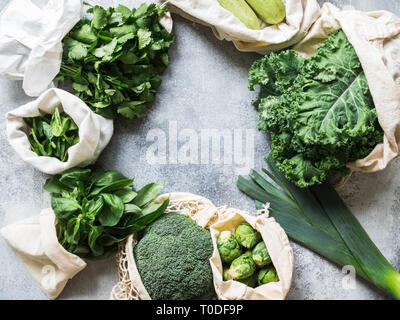 Gesunden grünen veganen Zutaten zum Kochen. Verschiedene sauber grünes Gemüse und Kräuter in Säcke aus Textilgewebe. Produkte aus dem Markt ohne Kunststoff. Null Stockfoto