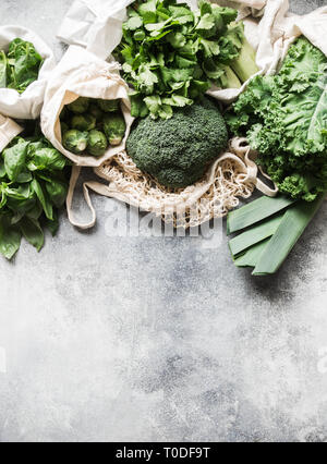 Gesunden grünen veganen Zutaten zum Kochen. Verschiedene sauber grünes Gemüse und Kräuter in Säcke aus Textilgewebe. Produkte aus dem Markt ohne Kunststoff. Null Stockfoto