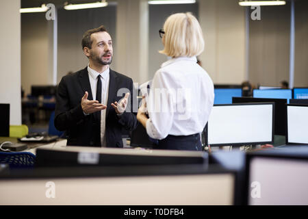 Reifen Geschäftspartnern sprechen Stockfoto