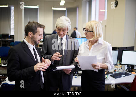 Reife Führungskräfte im Amt Stockfoto