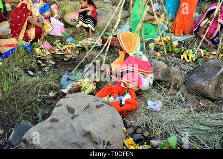 Betende Frau, Chhath puja Festival, Vapi, Valsad, Gujarat, Indien, Asien Stockfoto